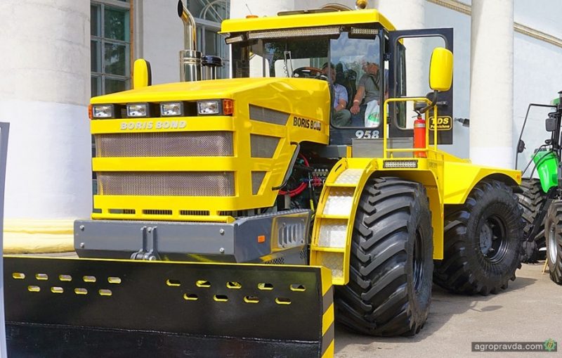 В Киеве представили сверхмощный украинский трактор